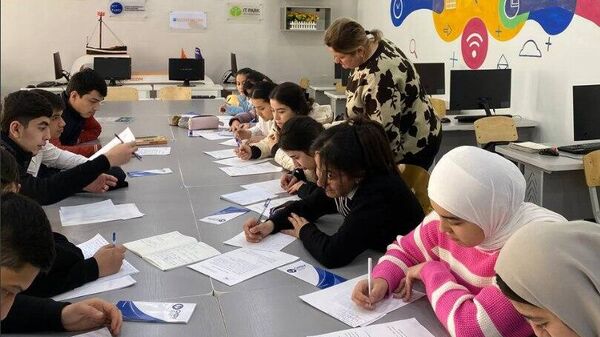 Студенты Самаркандского государственного университета в процессе занятий в рамках проекта Недели математики. - Sputnik Узбекистан