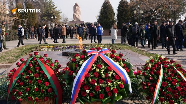 В Ташкенте возложили цветы к Вечному огню на мемориальном комплексе Братские могилы
 - Sputnik Узбекистан