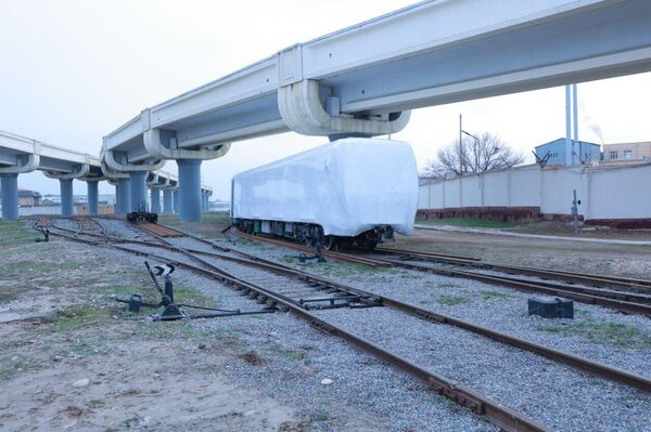 Вчера в Ташкент были доставлены 3 новых четырехвагонных современных подвижных состава метро. - Sputnik Ўзбекистон