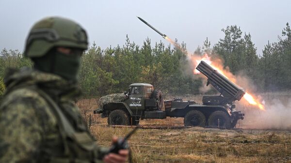 Боевая работа реактивной артиллерийской батареи ЦВО на Краснолиманском направлении - Sputnik Ўзбекистон