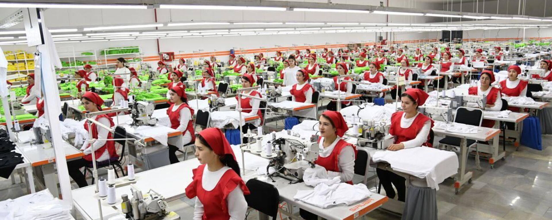 Шавкат Мирзиёев ознакомился с деятельностью текстильного предприятия Хива кластер. - Sputnik Ўзбекистон, 1920, 06.01.2026