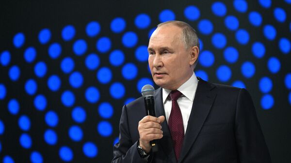 Путин принимает участие во Всемирном фестивале молодежи.  - Sputnik Узбекистан
