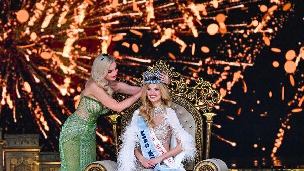 Мисс Мира 2022 Каролина Белявска коронует победительницу конкурса Мисс Мира 2024 Кристину Пышкову (Чехия), Индия, Мумбаи - Sputnik Узбекистан