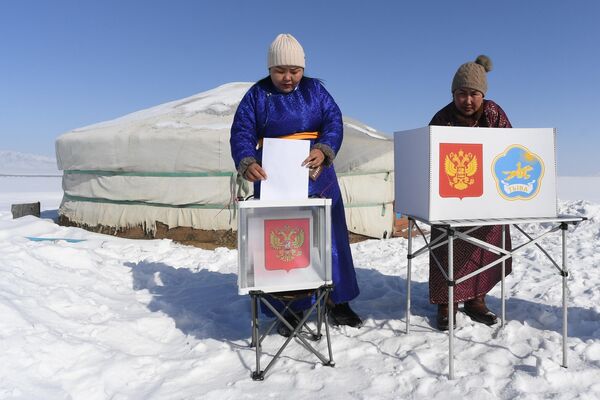 Женщины принимают участие в досрочном голосовании на чабанской стоянке Чазыр Айдаш в 10 километрах от российско-монгольской границы в Тес-Хемском районе в Тыве. - Sputnik Узбекистан