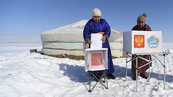 Женщины принимают участие в досрочном голосовании на чабанской стоянке Чазыр Айдаш в 10 километрах от российско-монгольской границы в Тыве  - Sputnik Узбекистан