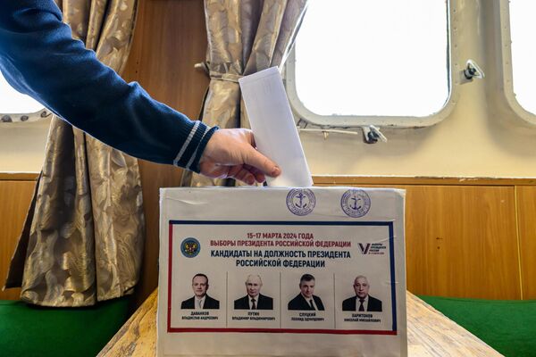 Досрочное голосование на судне Капитан Мокеев в Охотском море - Sputnik Узбекистан