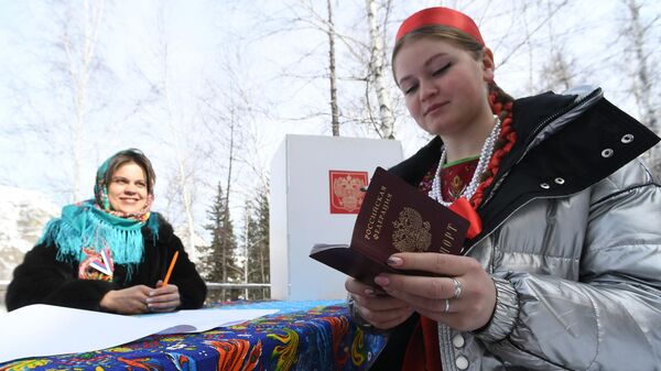 Девушка из общины старообрядцев принимает участие в досрочном голосовании в селе Сизим  в Тыве - Sputnik Узбекистан