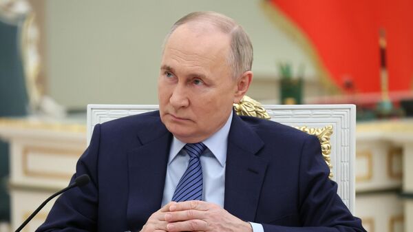 Prezident RF V. Putin vstretilsya s pobeditelyami konkursa upravlensev Lideri Rossii - Sputnik O‘zbekiston