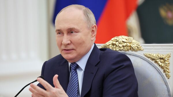 Prezident RF V. Putin vstretilsya s pobeditelyami konkursa upravlensev Lideri Rossii - Sputnik O‘zbekiston