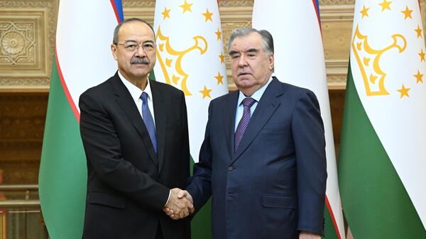 Prezident Tadjikistana Emomali Raxmon i premyer-ministr Uzbekistana Abdulla Aripov - Sputnik O‘zbekiston
