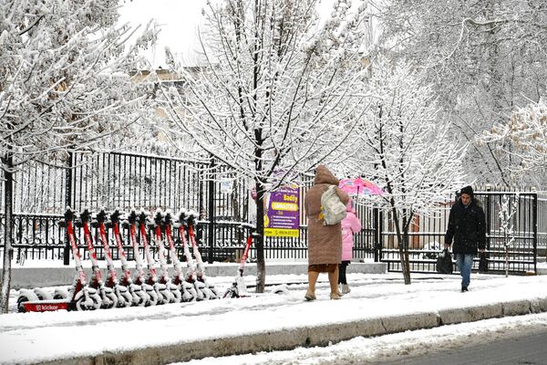 Из-за снегопада в этот день на приколе стояли электросамокаты - Sputnik Узбекистан