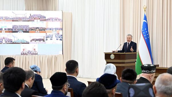 Шавкат Мирзиёев провел совещание в Сайхунабадском районе Сырдарьинской области - Sputnik Узбекистан