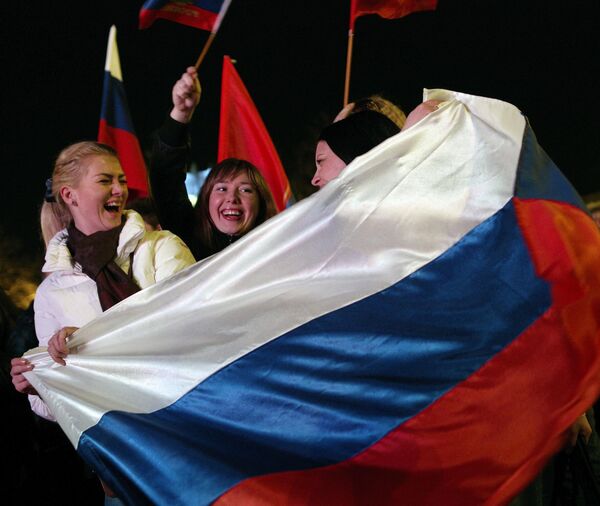 Жительницы Севастополя во время праздничного концерта в честь присоединения Крыма к Российской Федерации на площади П.С. Нахимова - Sputnik Узбекистан