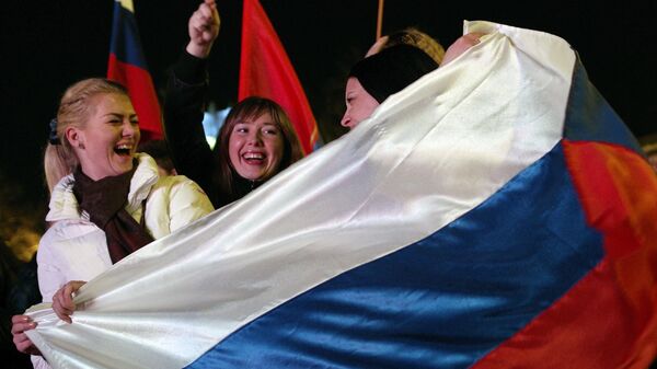 Жительницы Севастополя во время праздничного концерта в честь присоединения Крыма к Российской Федерации - Sputnik Ўзбекистон