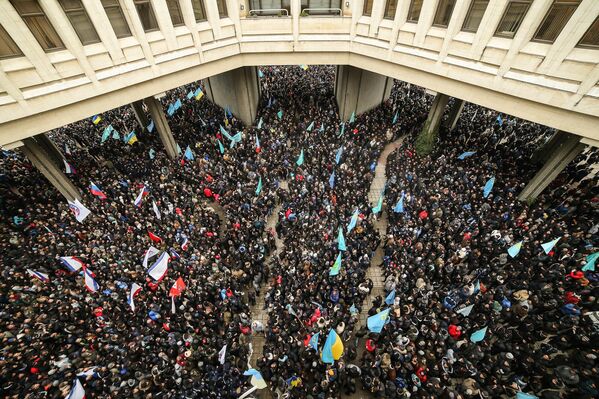 Участники массового митинга &quot;Встань на защиту Крыма&quot; у здания Верховной Рады Крыма в Симферополе - Sputnik Узбекистан
