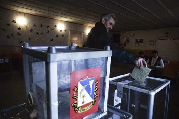 Голосование на референдуме о статусе Крыма на избирательном участке в селе Широкое - Sputnik Узбекистан
