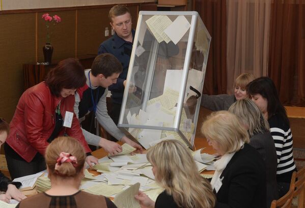 Сотрудники одного из избирательных участков в Симферополе подсчитывают голоса по итогам референдума о статусе Крыма - Sputnik Узбекистан