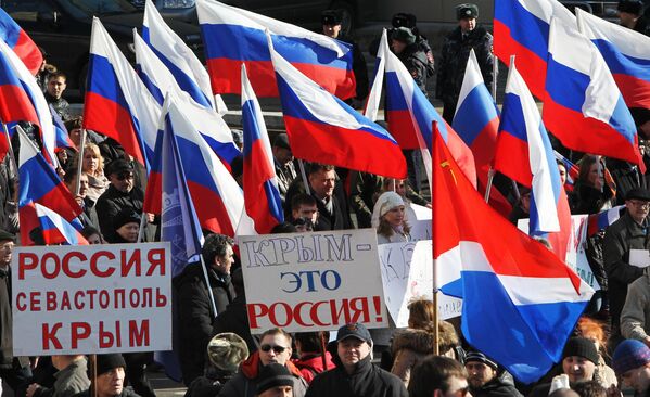 Участники митинга во Владивостоке в поддержку итогов референдума в Крыму и братского украинского народа - Sputnik Узбекистан