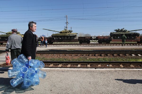 Прохожие на перроне станции Остряково в Крыму, с которой отправят украинскую военную технику - Sputnik Узбекистан