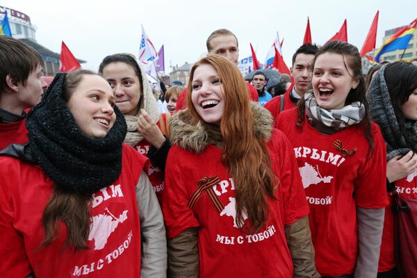 Участники митинга в Калининграде в поддержку итогов референдума в Крыму и братского украинского народа - Sputnik Узбекистан