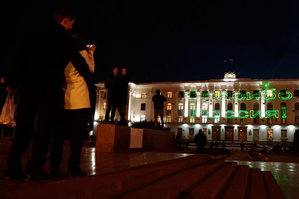 Подсветка на здании Верховного Совета Автономной Республики Крым в Симферополе - Sputnik Узбекистан