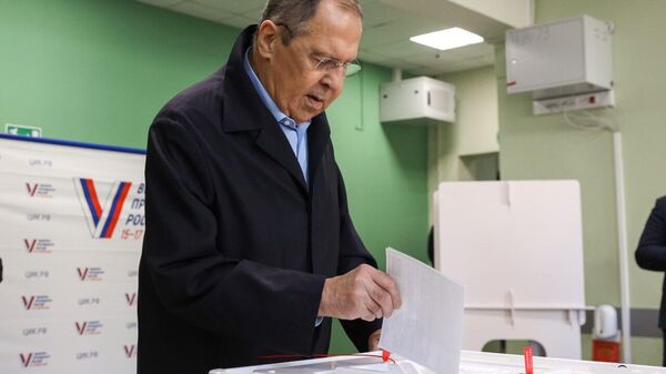Глава МИД РФ Сергей Лавров проголосовал на выборах президента РФ - Sputnik Узбекистан