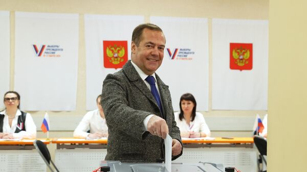 Зампред Совбеза РФ Медведев проголосовал на выборах президента РФ - Sputnik Ўзбекистон