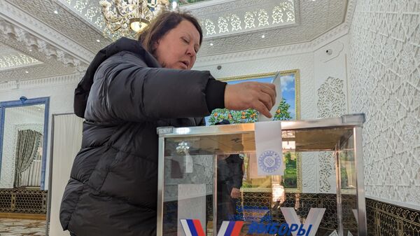 По состоянию на 10:00 (по местному времени) в Ташкенте и Самарканде проголосовали 406 граждан Российской Федерации. - Sputnik Ўзбекистон