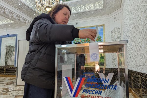 Голосование на выборах президента России в Самарканде - Sputnik Узбекистан