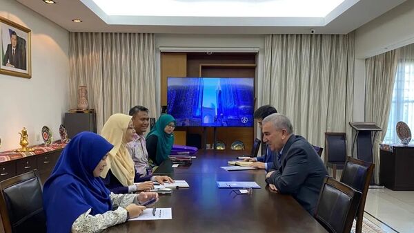 Посол Узбекистана Каромиддин Гадоев встретился с директором Института исламской цивилизации Национального университета Малайзии Фаризой Шам - Sputnik Узбекистан