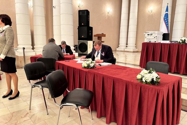 Из-за большого потока желающих проголосовать на избирательном участке в Ташкенте добавили еще три стола - Sputnik Узбекистан