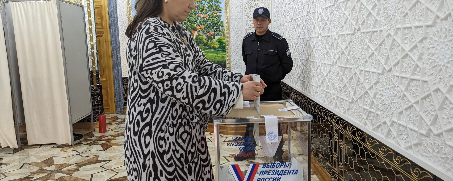 В Узбекистане по состоянию на 12.00 проголосовали 1 180 россиян - Sputnik Ўзбекистон, 1920, 17.03.2024