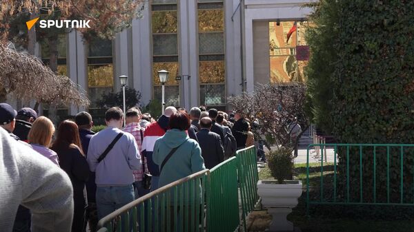 На избирательных участках в Узбекистане продолжается активное голосование - Sputnik Узбекистан