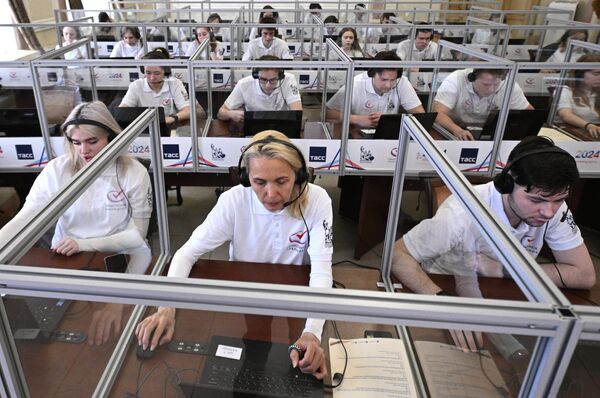 Сотрудники колл-центра принимают звонки на горячую линию в ситуационном центре по наблюдению за выборами президента России, который работает в Общественной палате РФ - Sputnik Узбекистан