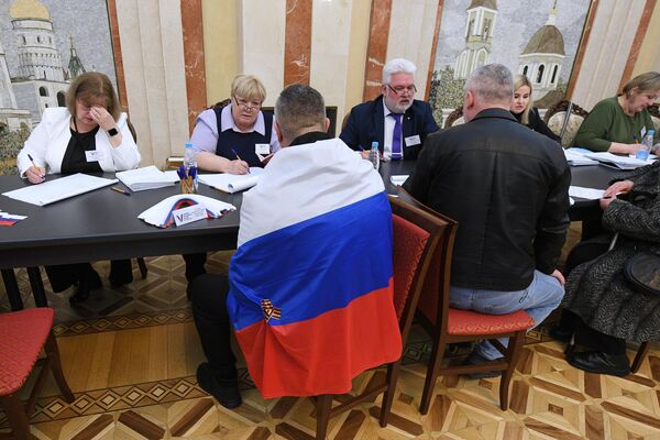 Люди голосуют на избирательном участке в посольстве РФ в Минске - Sputnik Узбекистан