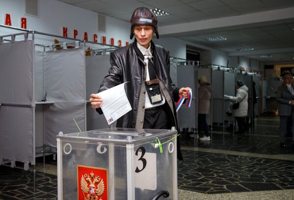 Мужчина голосует на избирательном участке в Доме офицеров российской армии в Тирасполе - Sputnik Узбекистан