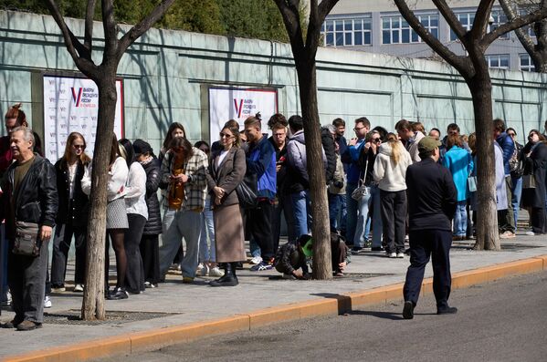 Люди стоят в очереди на избирательный участок в российское посольство в Пекине - Sputnik Узбекистан