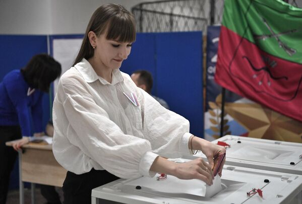 Женщина голосует на избирательном участке в Константиновке - Sputnik Узбекистан