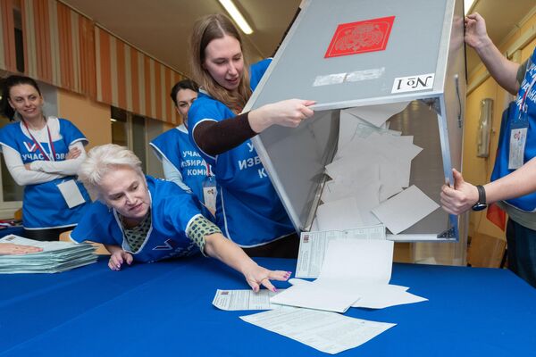 Подсчет голосов на выборах президента РФ на избирательном участке      № 42 в Петропавловске-Камчатском - Sputnik Узбекистан