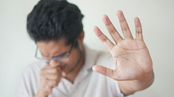 Мужчина демонстрирует жест удушья. Иллюстративная фото - Sputnik Узбекистан