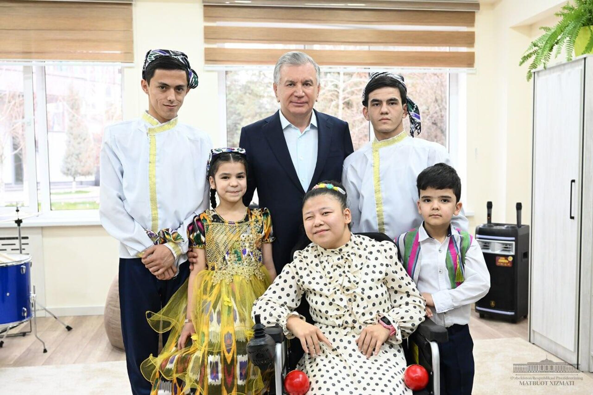 Президент навестил детей в доме “Мурувват” - Sputnik Узбекистан, 1920, 20.03.2024