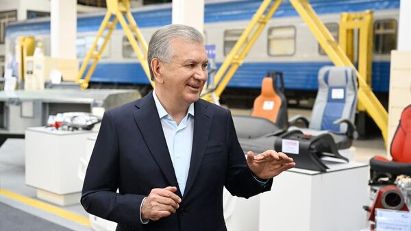 Президент ознакомился с производством пассажирских вагонов и новыми проектами в отрасли - Sputnik Узбекистан