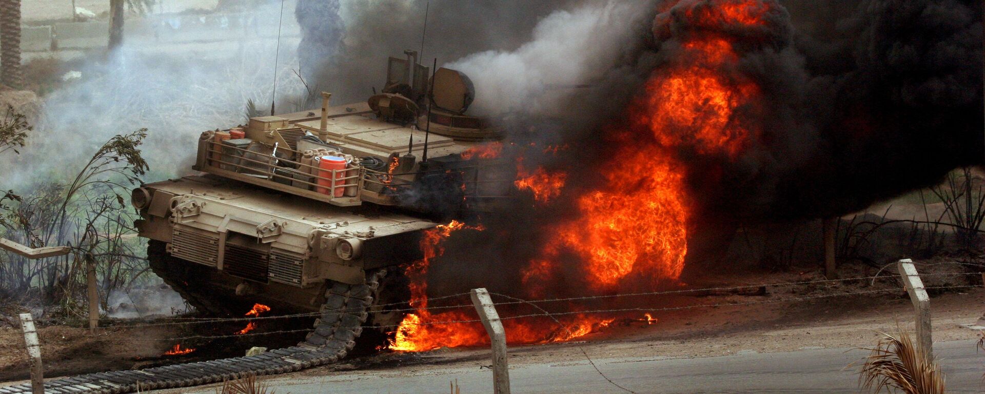 Огромное пламя вырывается из боевого танка Абрамс - Sputnik Узбекистан, 1920, 20.03.2024