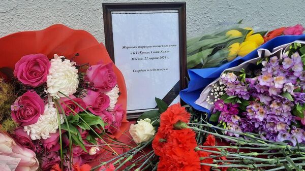 В посольство РФ в РУз несут цветы в связи терактом в Крокус Сити Холл - Sputnik Ўзбекистон