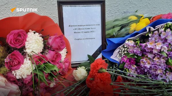В посольство РФ в РУз несут цветы в связи с терактом в Крокус Сити Холл - Sputnik Узбекистан