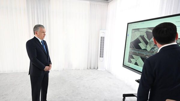 Шавкат Мирзиёев знакомится с презентацией  проекта по модернизации международного аэропорта Намангана. - Sputnik Узбекистан