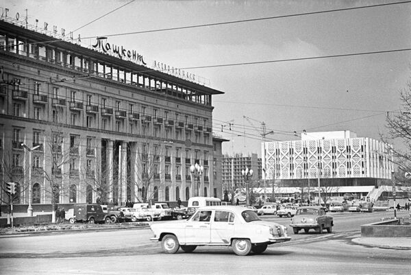 Здание гостиницы &quot;Ташкент&quot; в городе Ташкенте. 1974 год - Sputnik Узбекистан