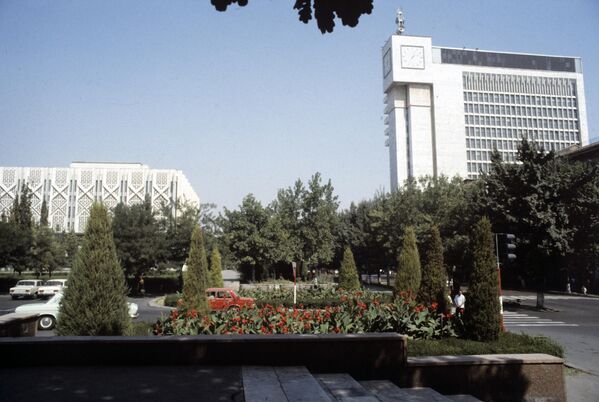 Ташкентский филиал Центрального музея В. И. Ленина (слева) и Дом печати на улице Буюк Турон. 1984 год - Sputnik Узбекистан