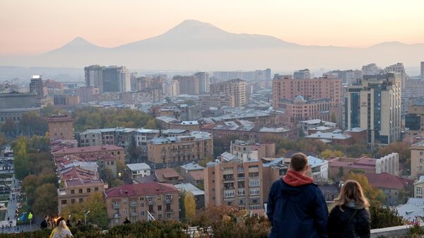 Вид на Ереван с архитектурно-монументального комплекса Каскад. На дальнем плане гора Арарат.  - Sputnik Узбекистан