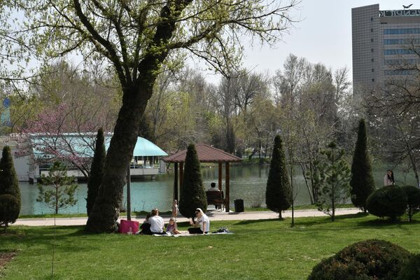 Люди, отдыхающие в парке в весенний день - Sputnik Узбекистан